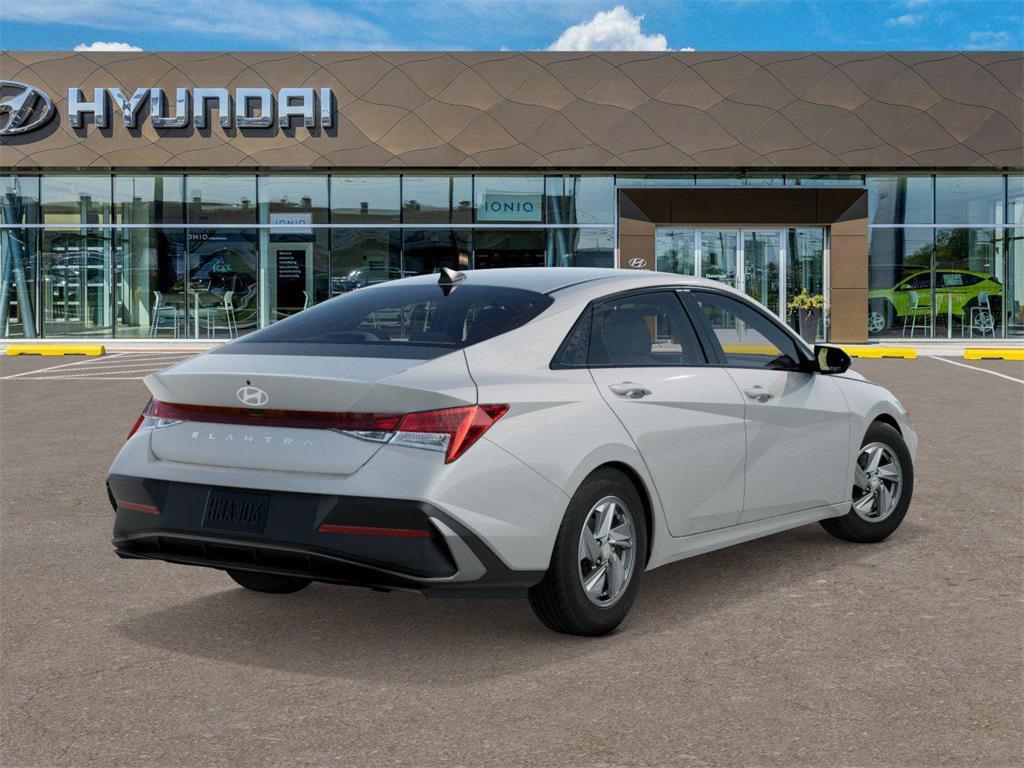 2025 Hyundai Elantra SE photo 2