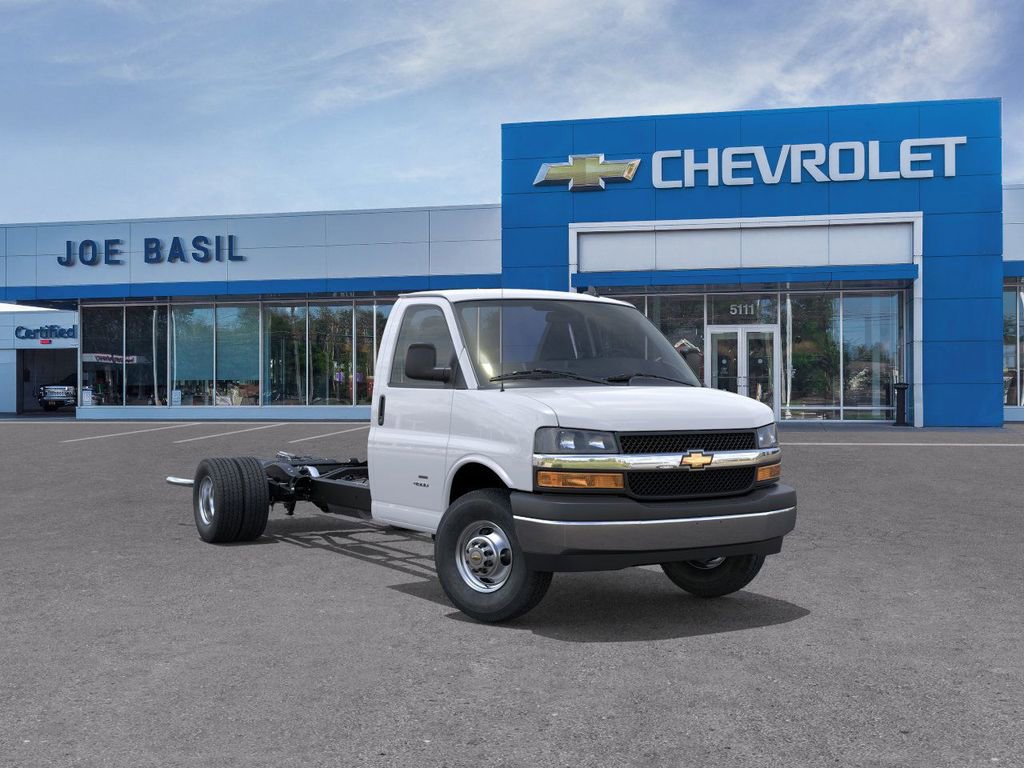 2025 Chevrolet Express Cutaway Base's photo