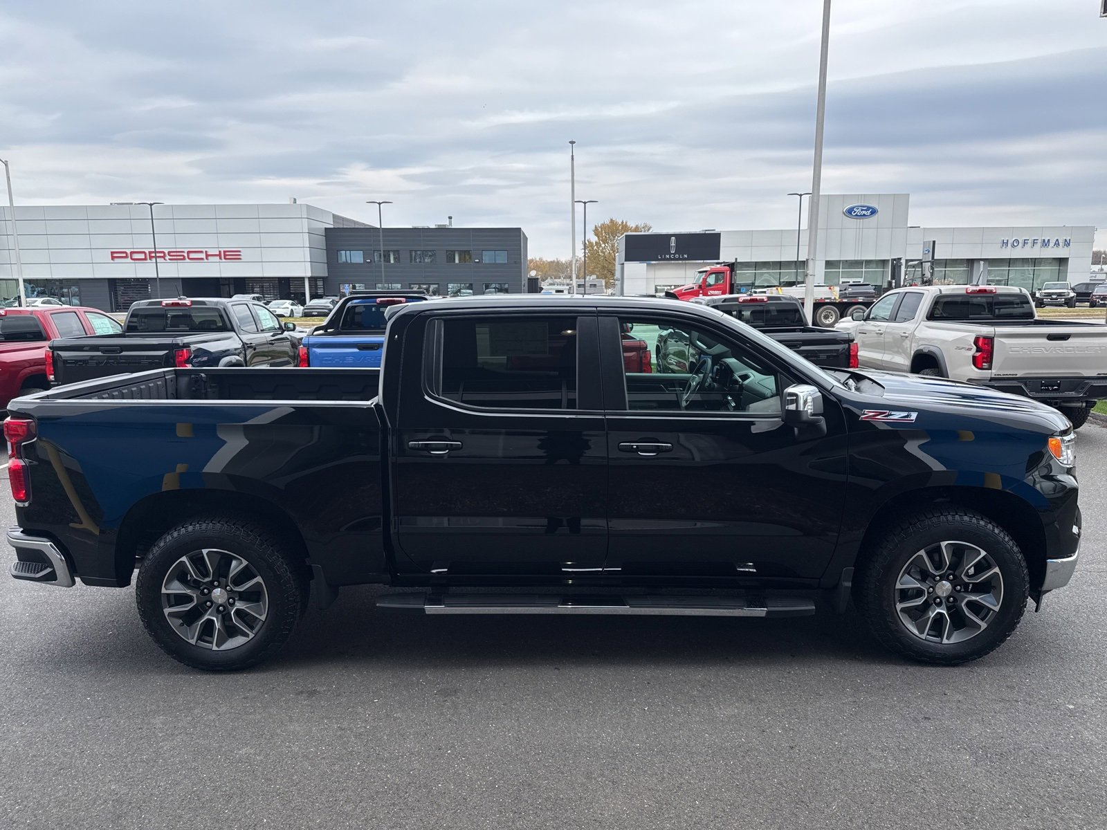 2025 Chevrolet Silverado 1500 LT photo 3