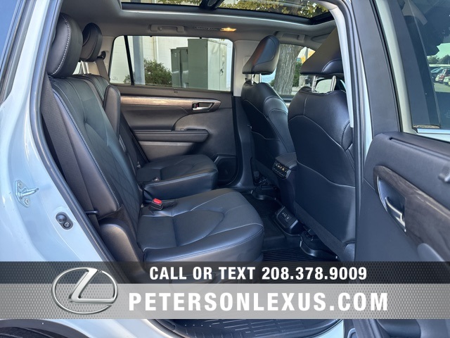 2024 Toyota Highlander Platinum photo 17