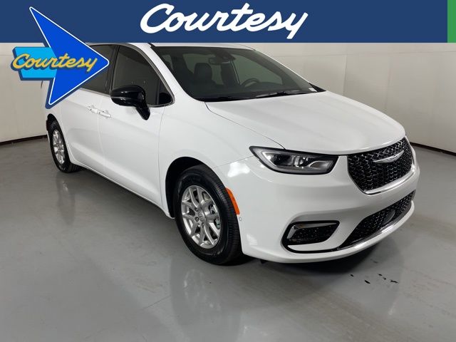 2026 Chrysler Pacifica Select's photo