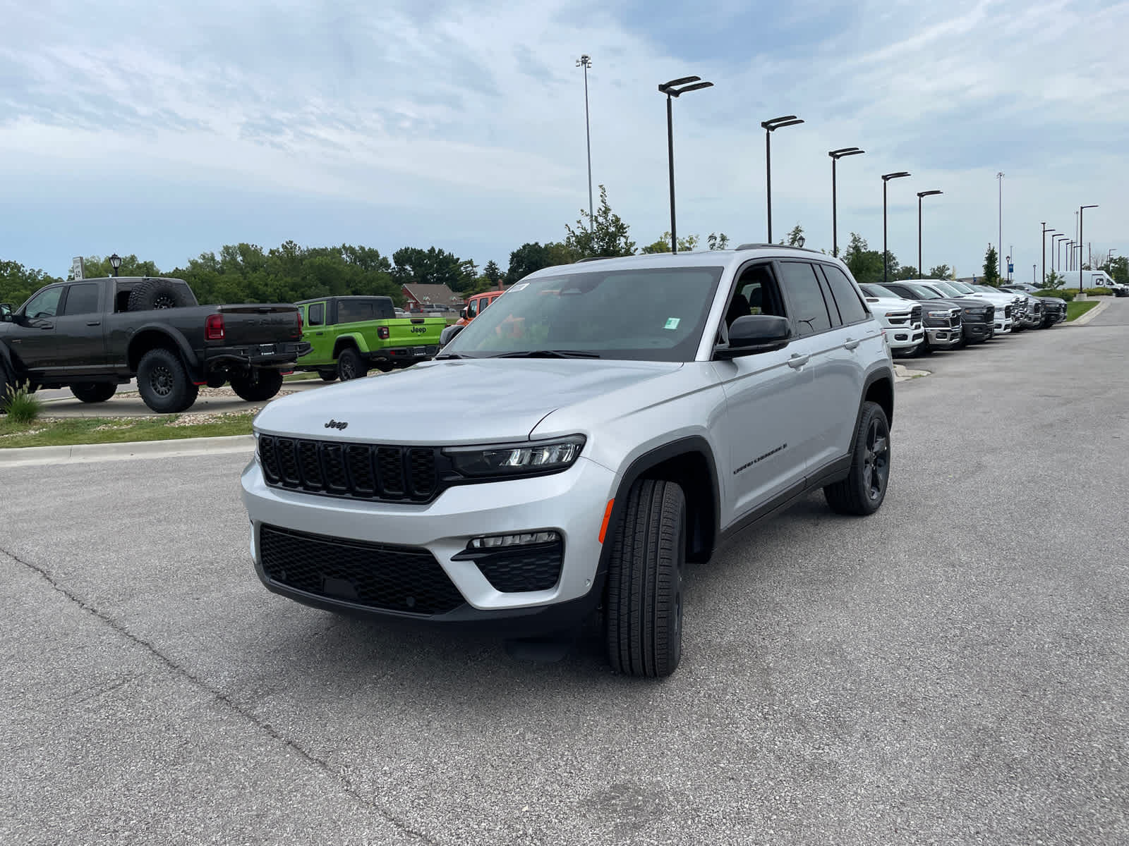 2025 Jeep Grand Cherokee Limited photo 4