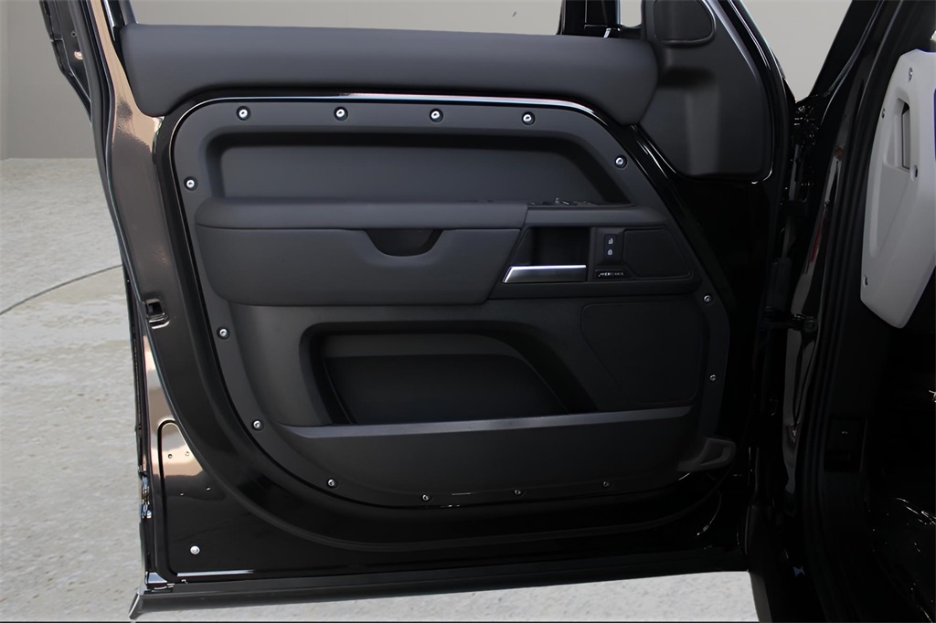 2025 Land Rover Defender 110 S photo 10