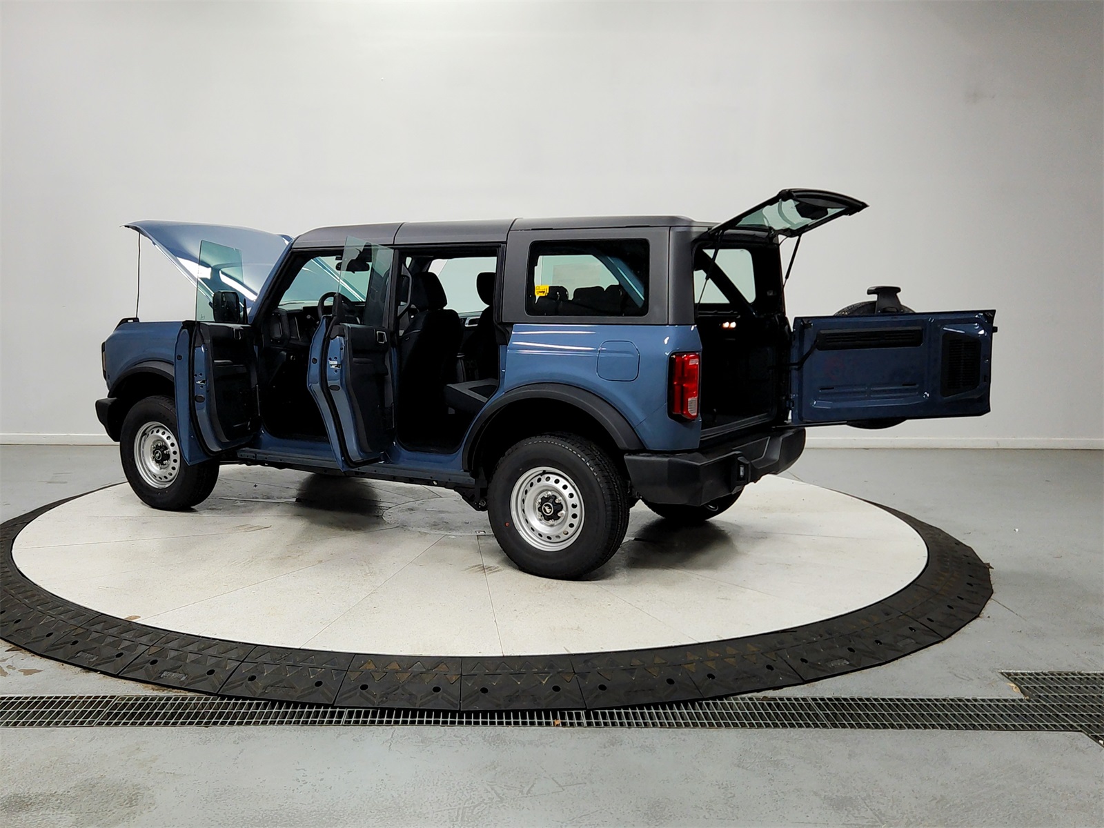 2025 Ford Bronco Base photo 13