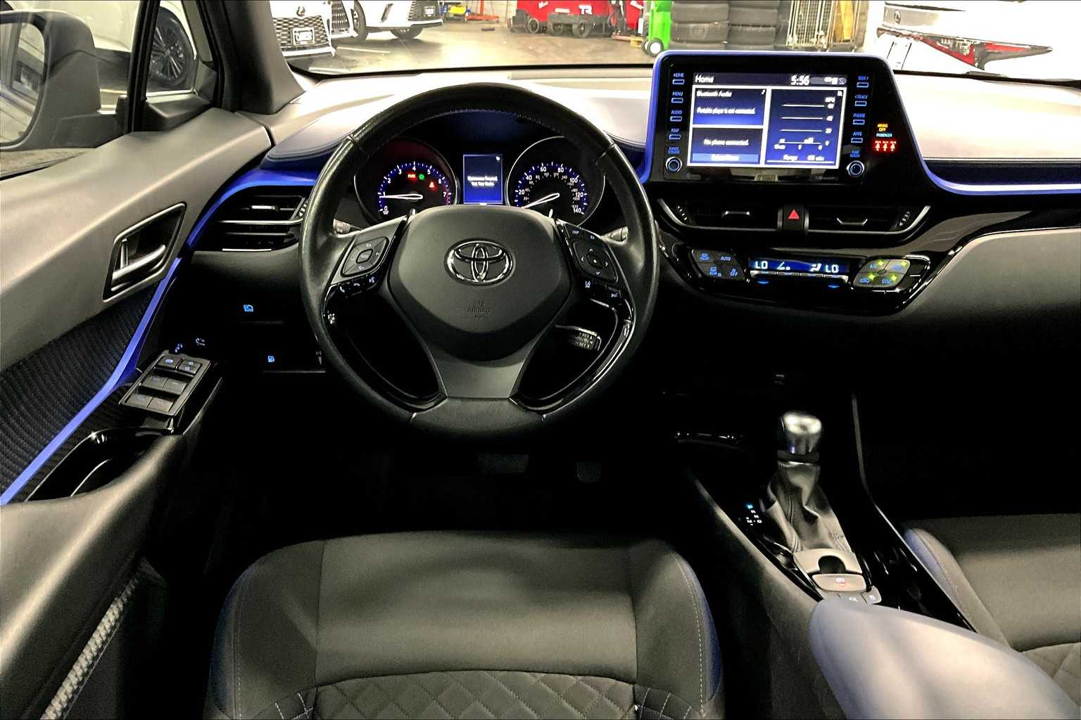 2022 Toyota C-HR XLE photo 5