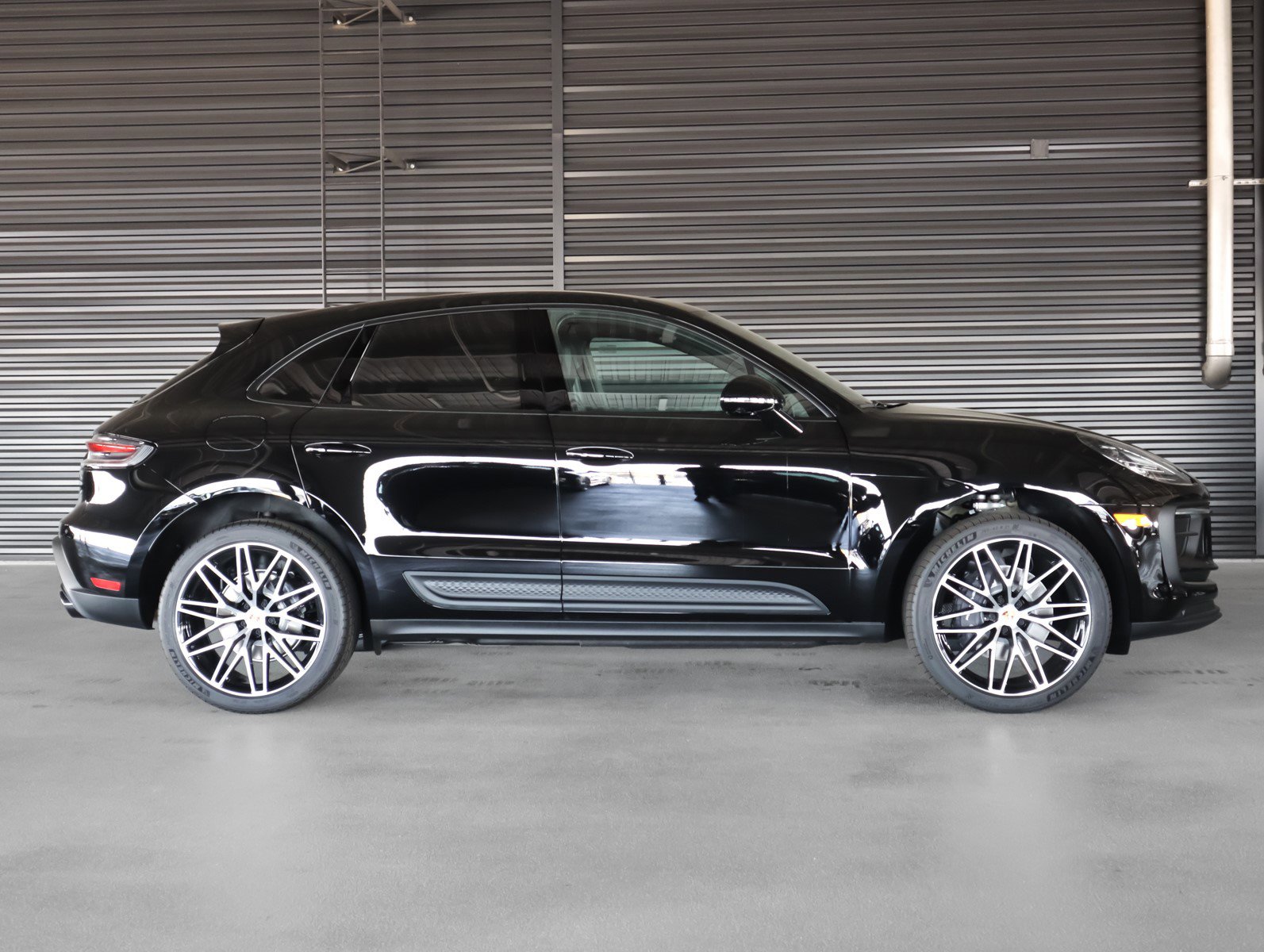 2025 Porsche Macan T photo 11