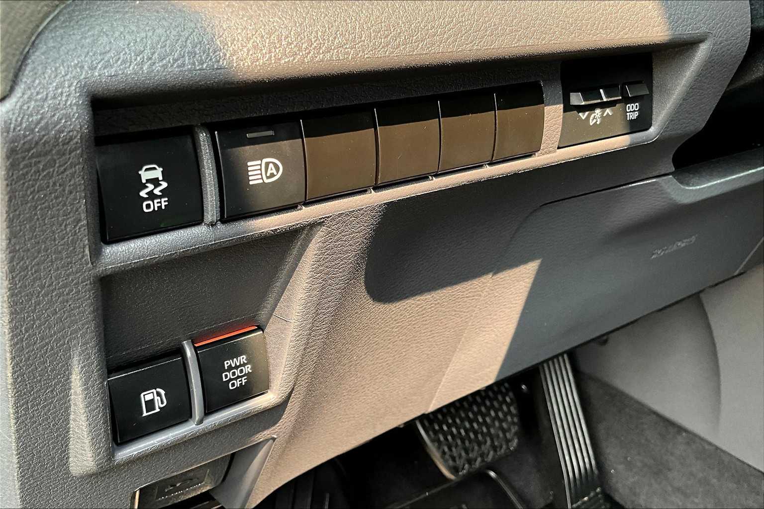 2024 Toyota Sienna LE photo 31