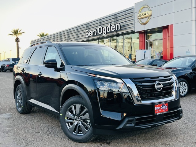 2025 Nissan Pathfinder SV's photo