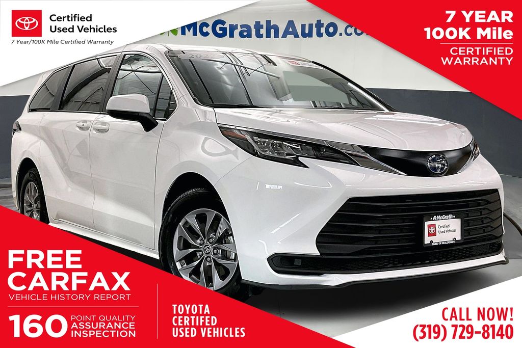 2022 Toyota Sienna LE's photo