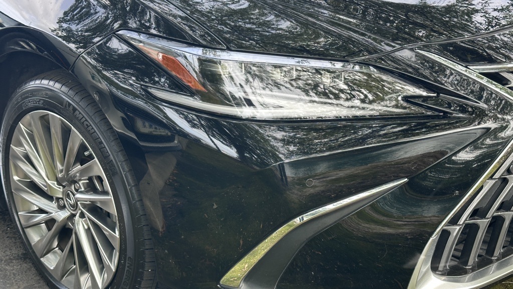 2023 Lexus ES 300h Ultra Luxury photo 2