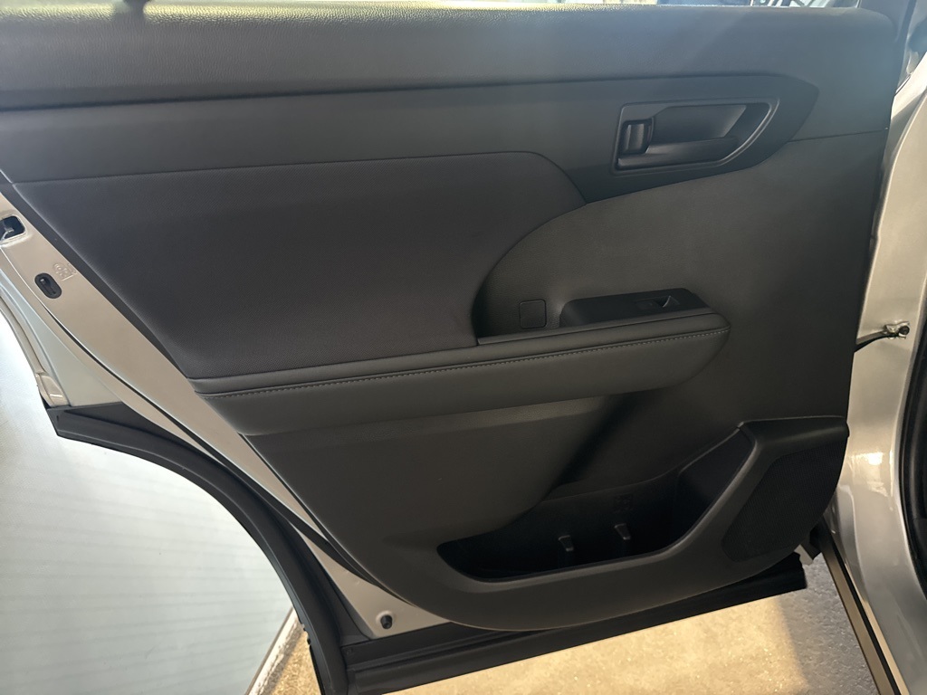 2022 Toyota Highlander LE photo 19