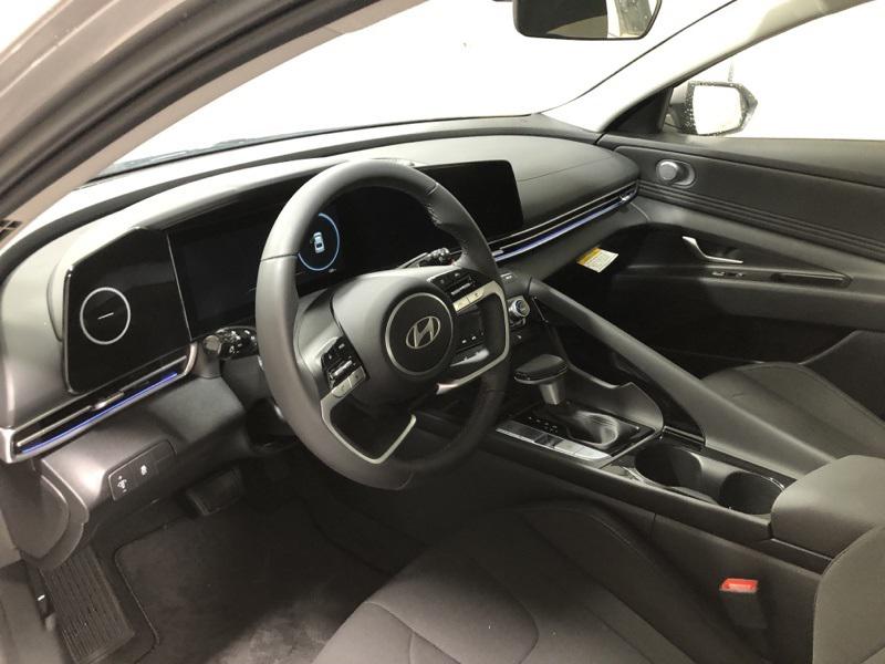 2025 Hyundai Elantra SEL Convenience photo 18