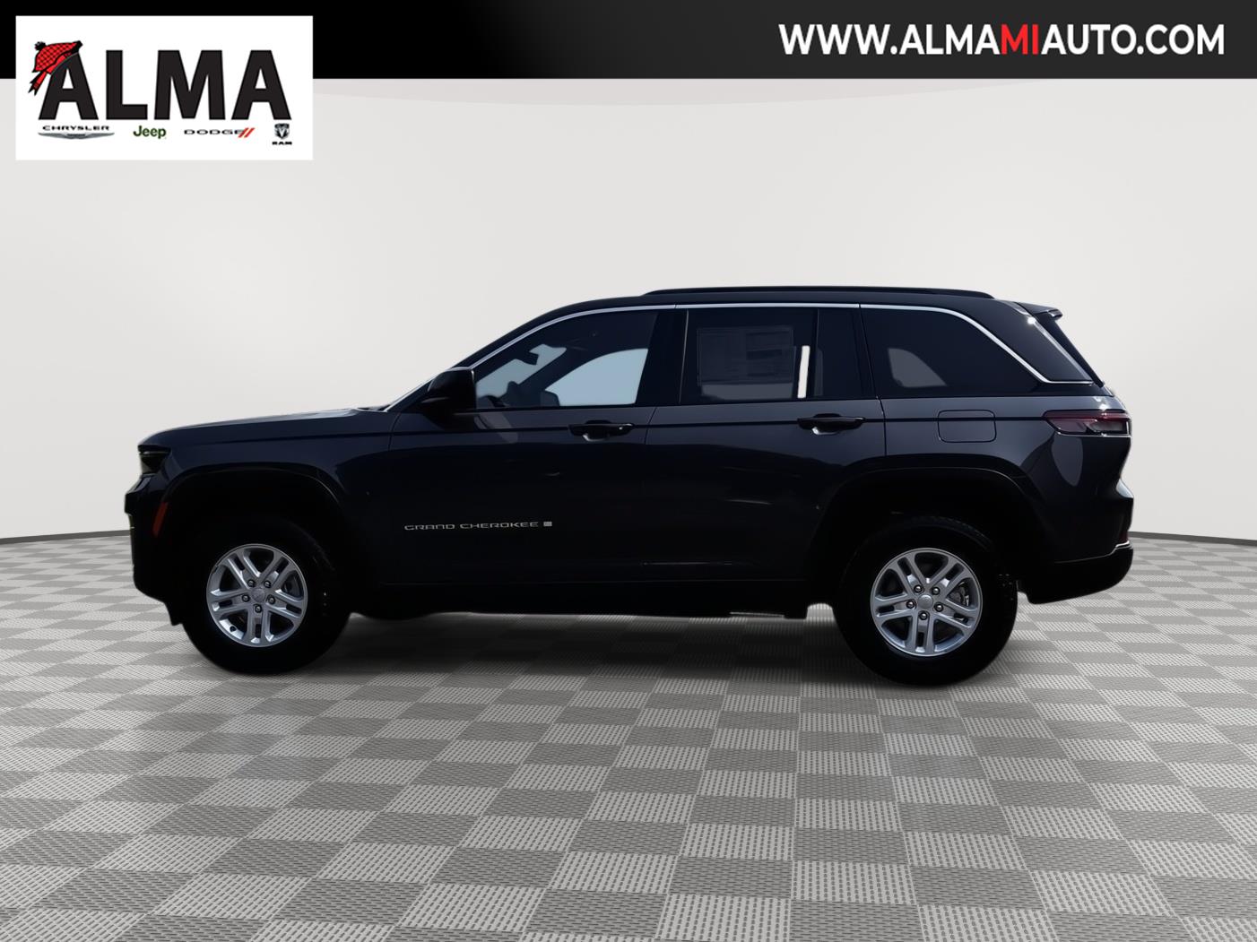 2025 Jeep Grand Cherokee Laredo photo 4