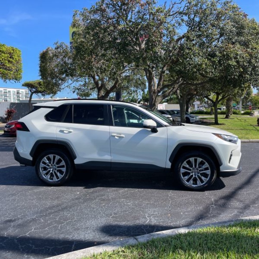 2022 Toyota RAV4 XLE Premium photo 4