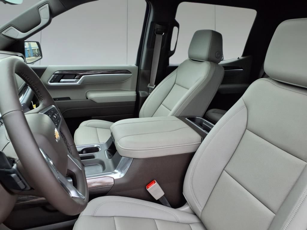 2025 Chevrolet Silverado 1500 LTZ photo 13