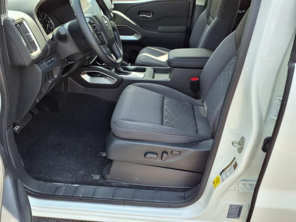 2025 Nissan Frontier Crew Cab SV photo 10