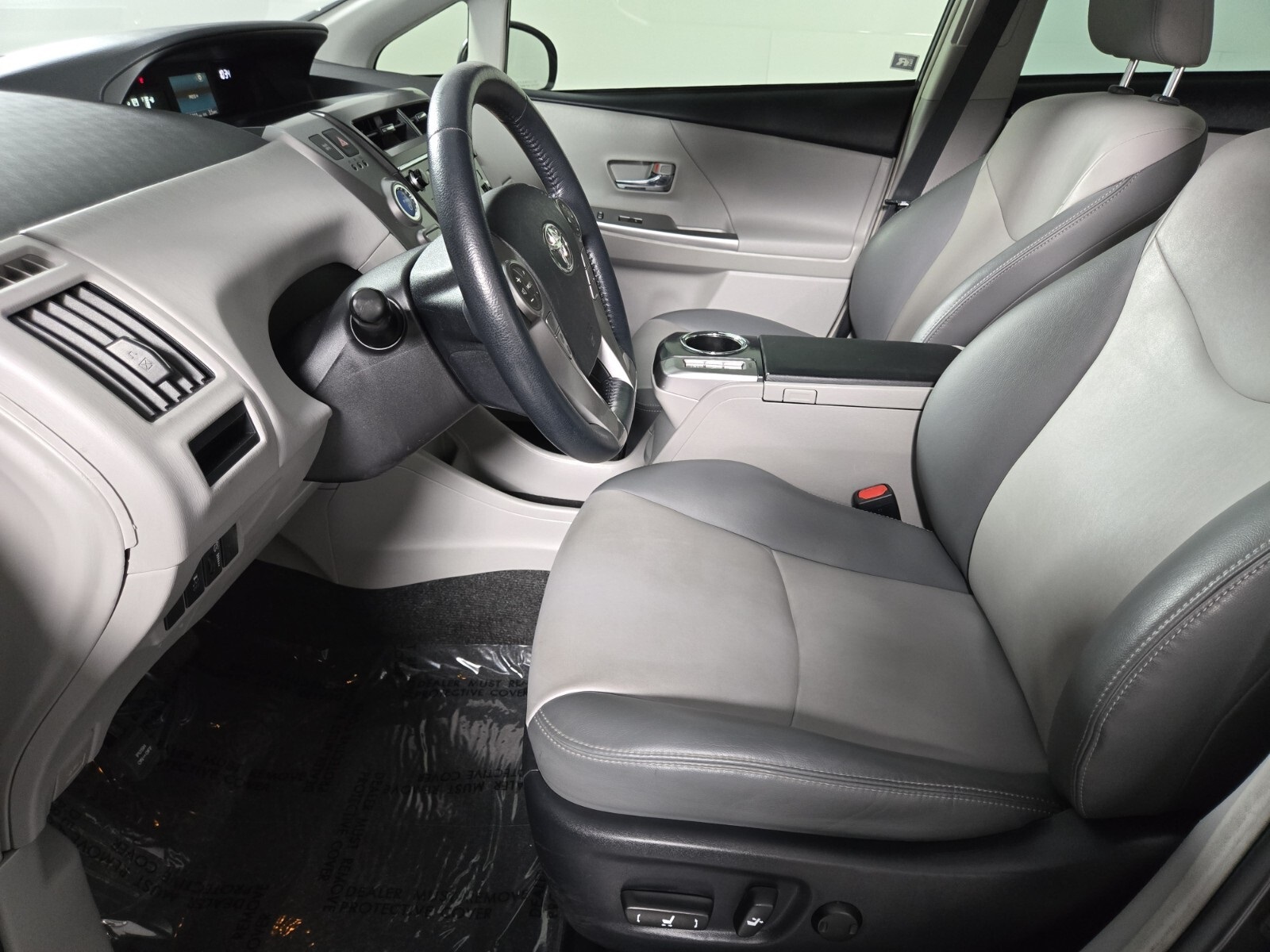 2015 Toyota Prius V Four photo 9