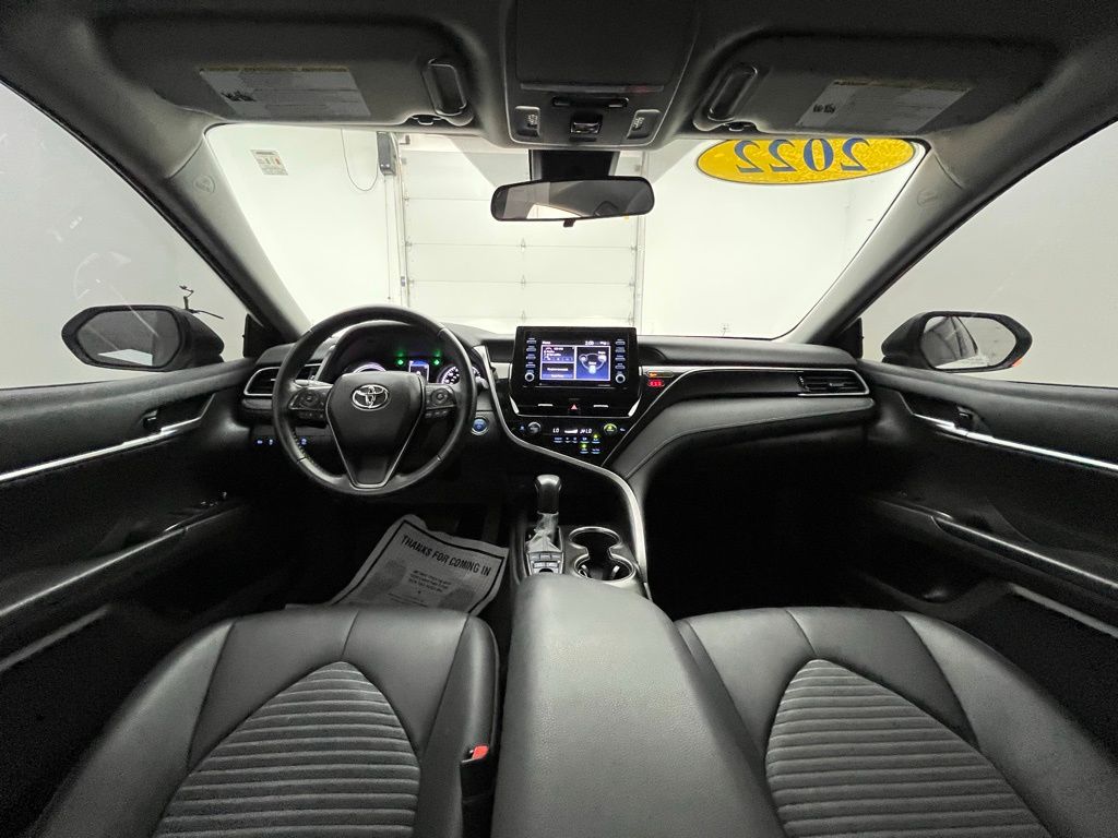 2022 Toyota Camry SE Hybrid photo 2