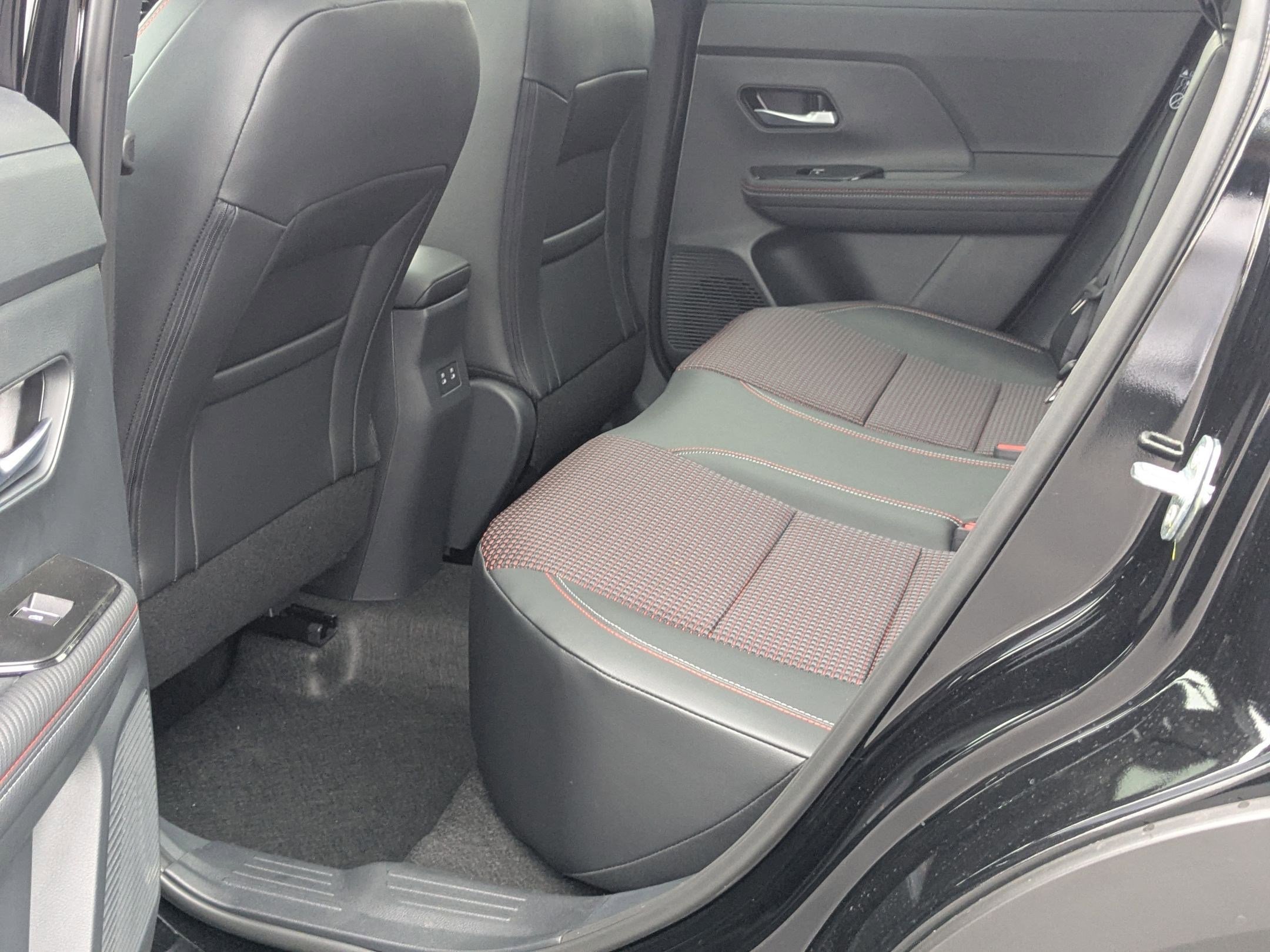2025 Nissan Kicks SR photo 16