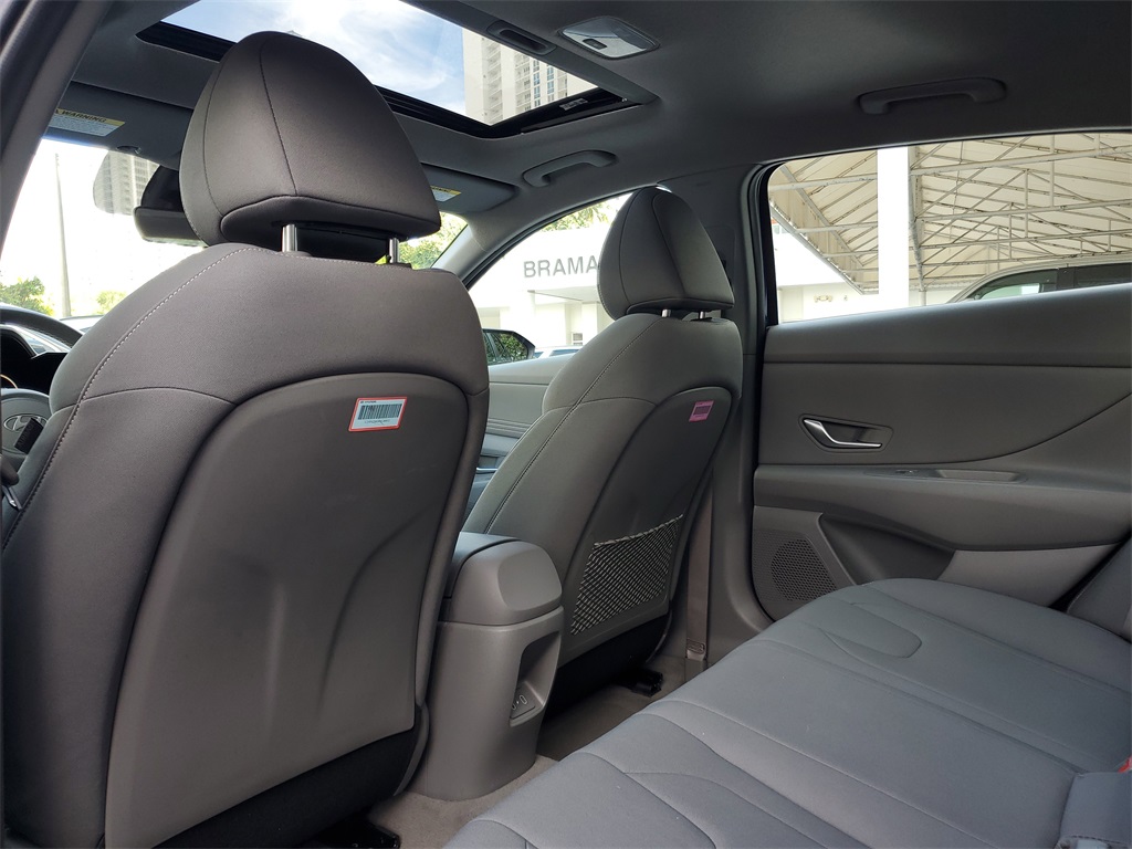 2025 Hyundai Elantra SEL Convenience photo 8