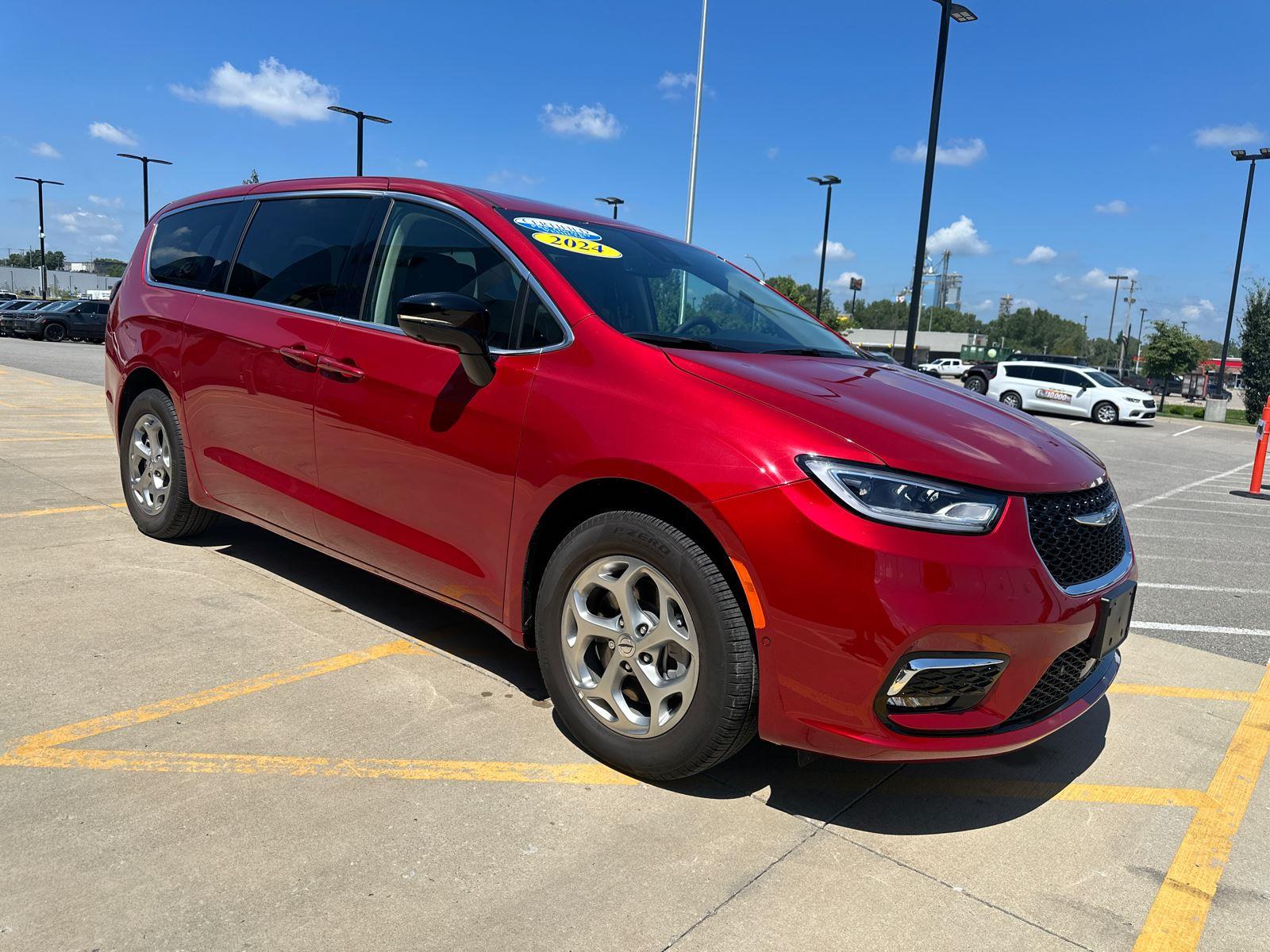 2024 Chrysler Pacifica Limited photo 2