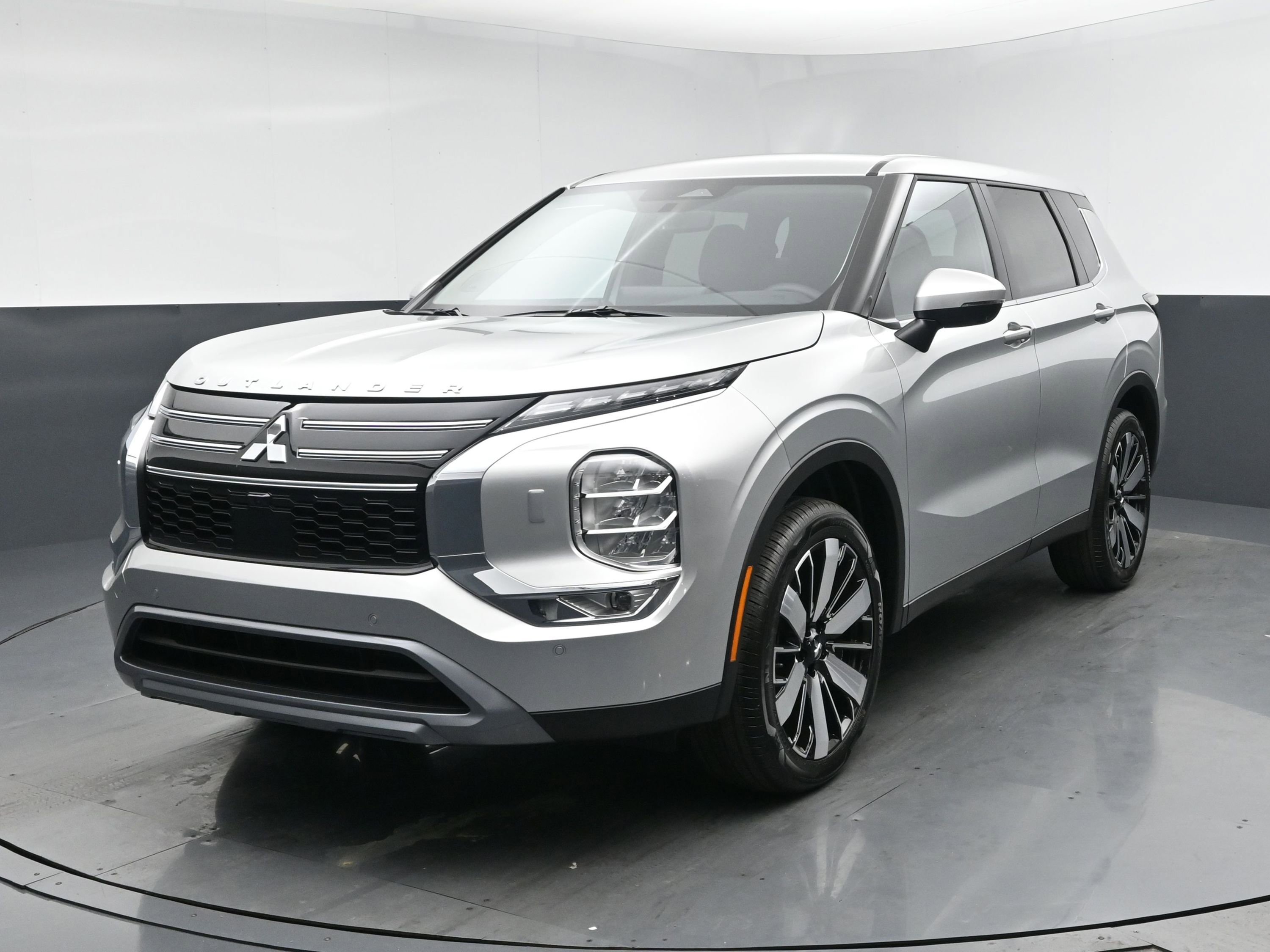 2025 Mitsubishi Outlander SE's photo