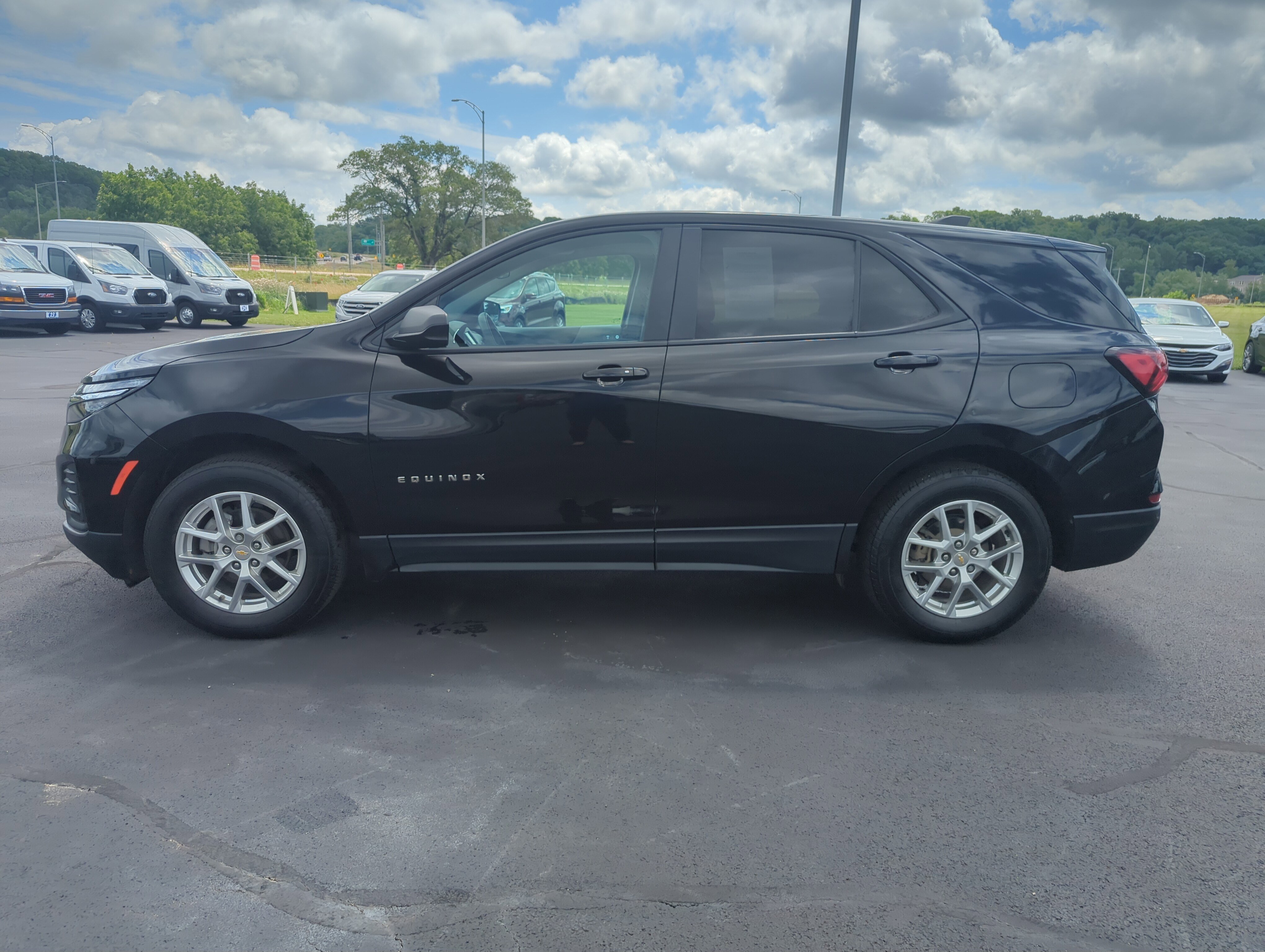 2022 Chevrolet Equinox LS photo 2