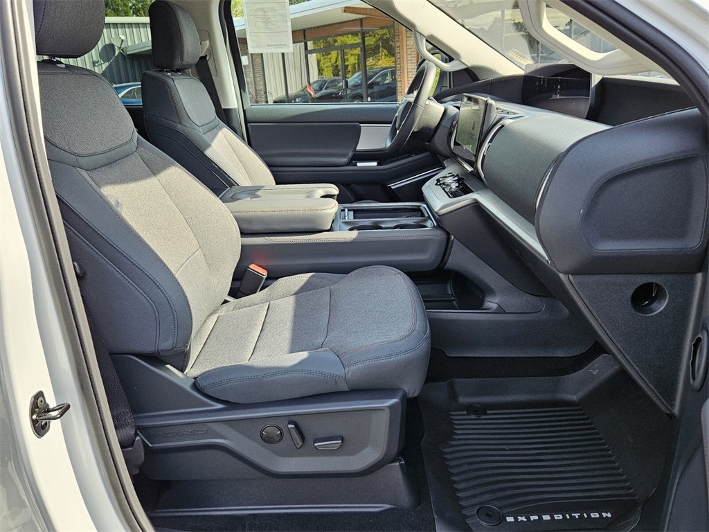 2025 Ford Expedition photo 12