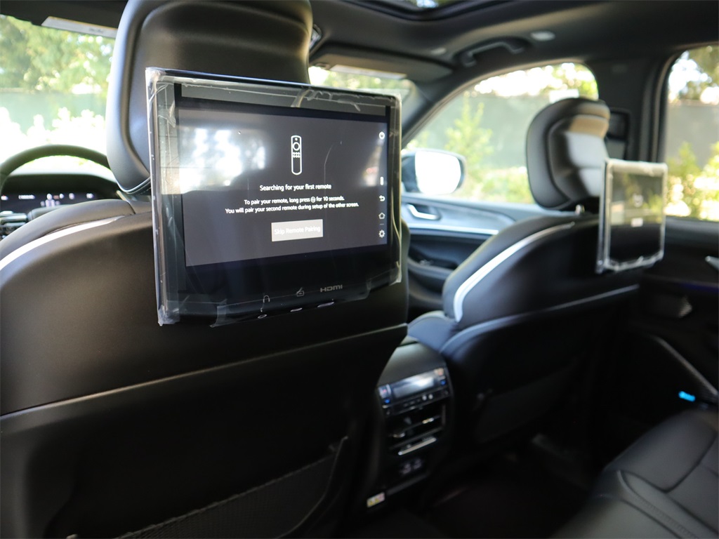 2023 Jeep Grand Cherokee Overland photo 18