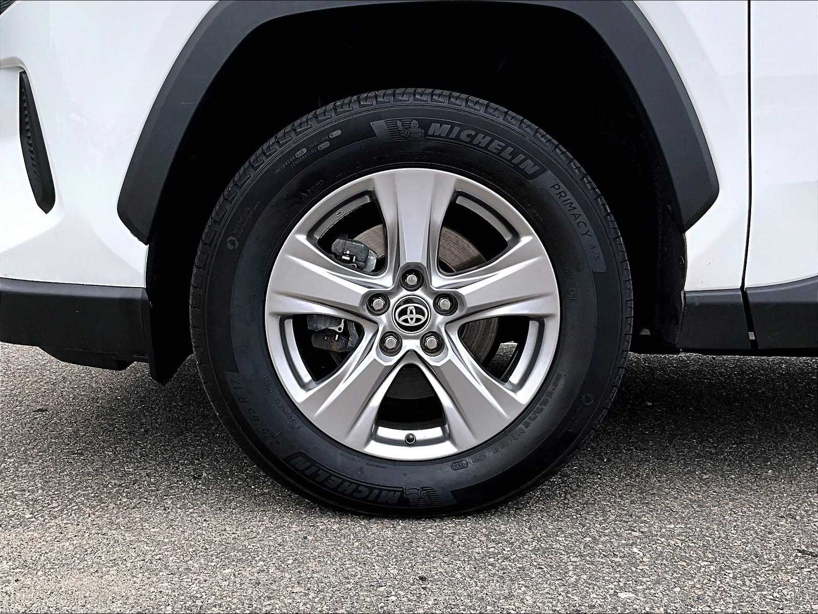 2023 Toyota RAV4 XLE photo 13