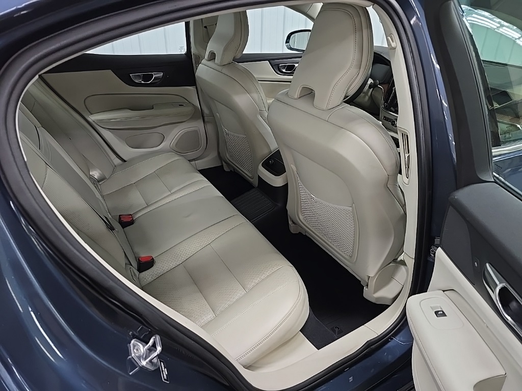 2019 Volvo S60 T8 Inscription photo 17