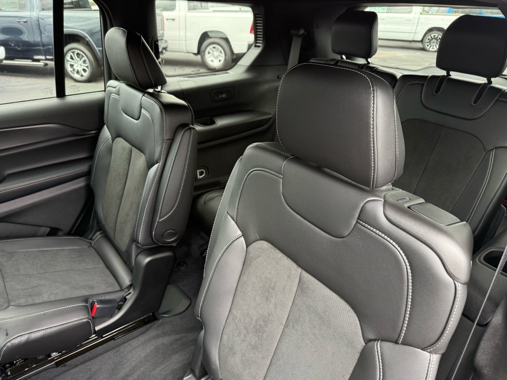 2025 Jeep Grand Cherokee Altitude photo 4