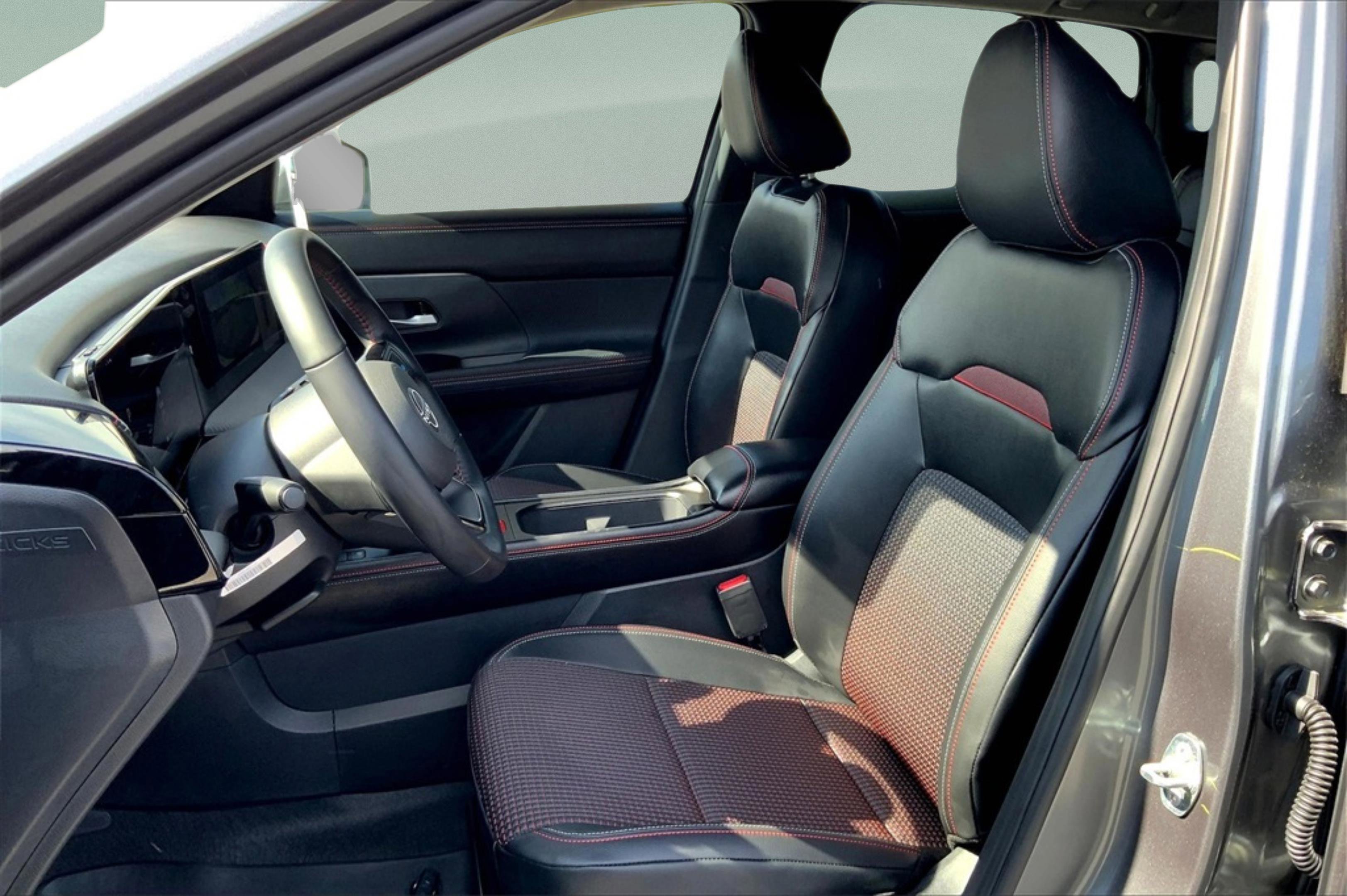 2025 Nissan Kicks SR photo 8
