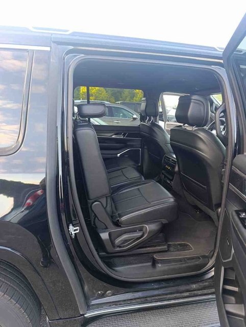 2024 Jeep Wagoneer L Series II photo 3