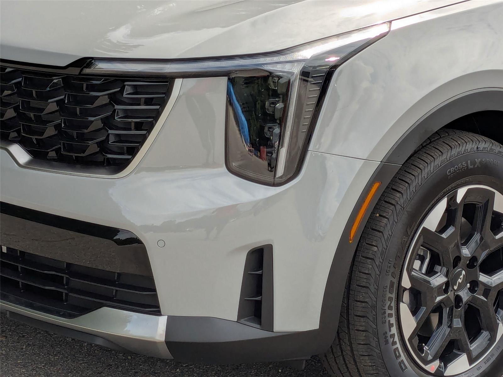 2025 Kia Sorento S photo 2