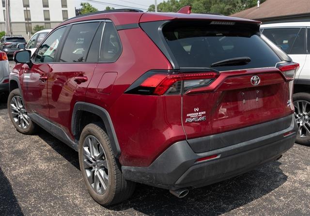 2022 Toyota RAV4 XLE Premium photo 4