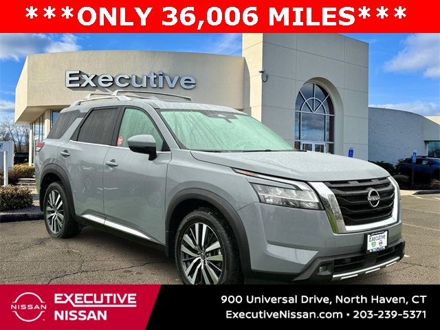 2022 Nissan Pathfinder Platinum's photo