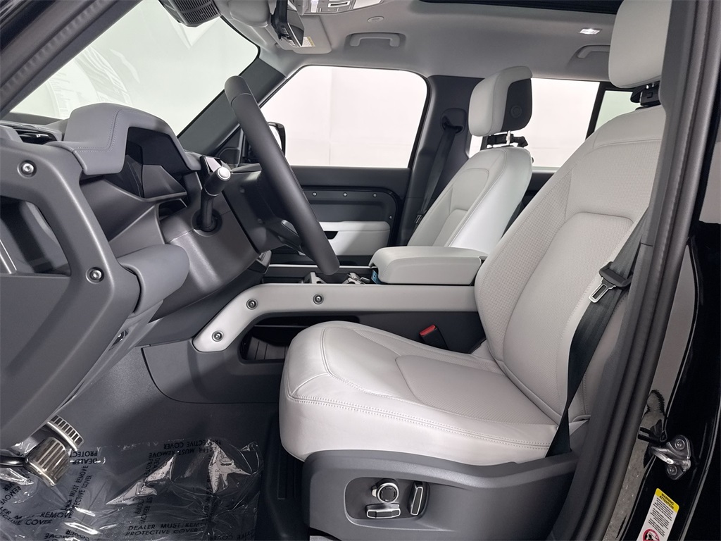 2025 Land Rover Defender 130 X-Dynamic SE photo 9