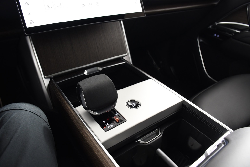 2025 Land Rover Range Rover SE photo 30