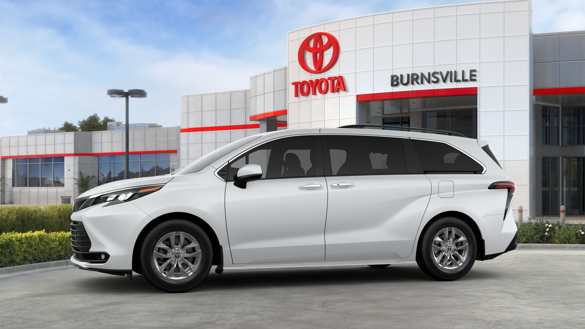 2025 Toyota Sienna XLE photo 3