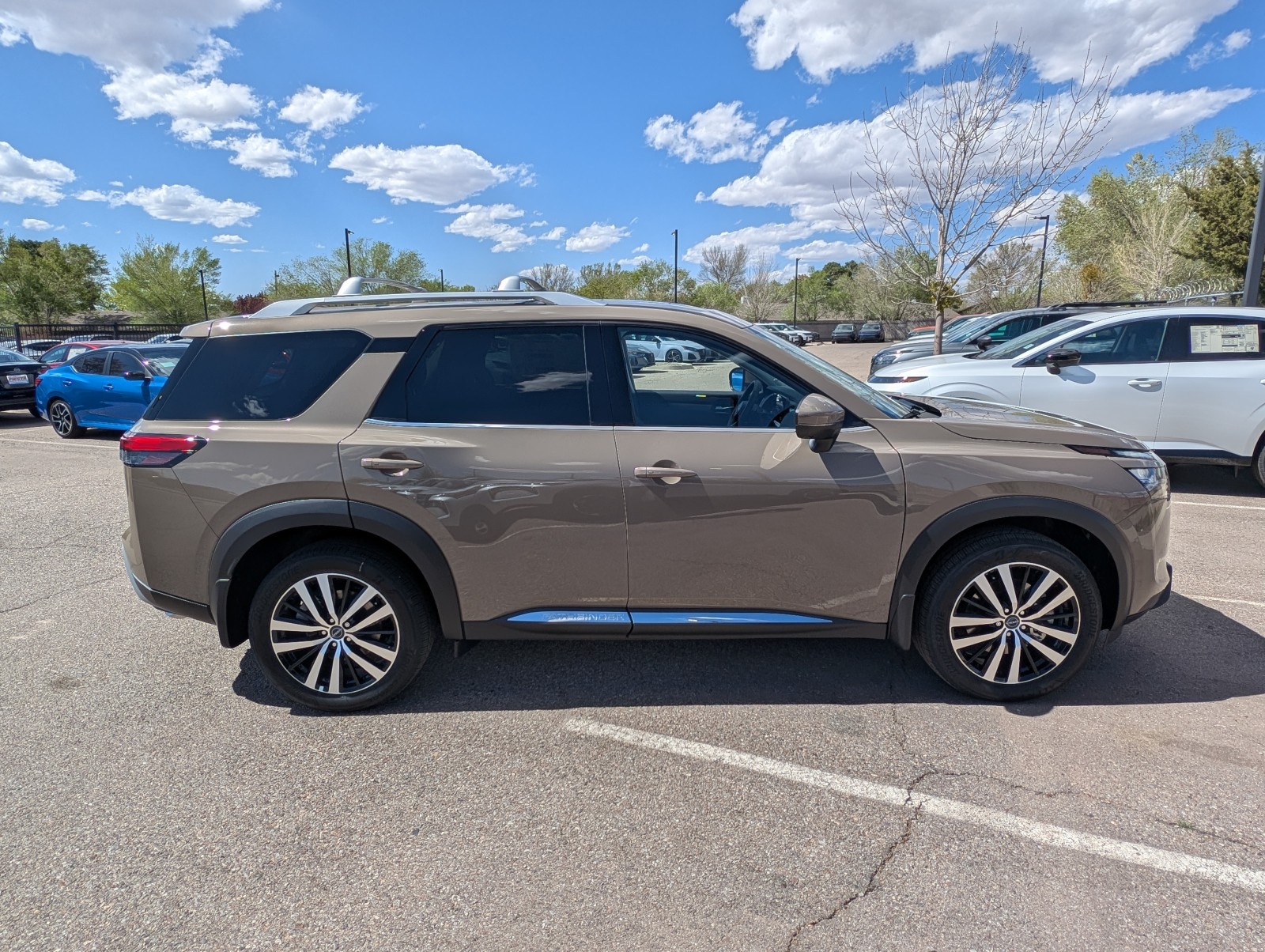 2025 Nissan Pathfinder Platinum photo 4