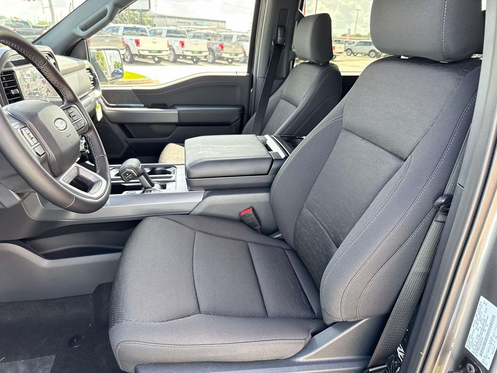 2025 Ford F-150 XLT photo 8
