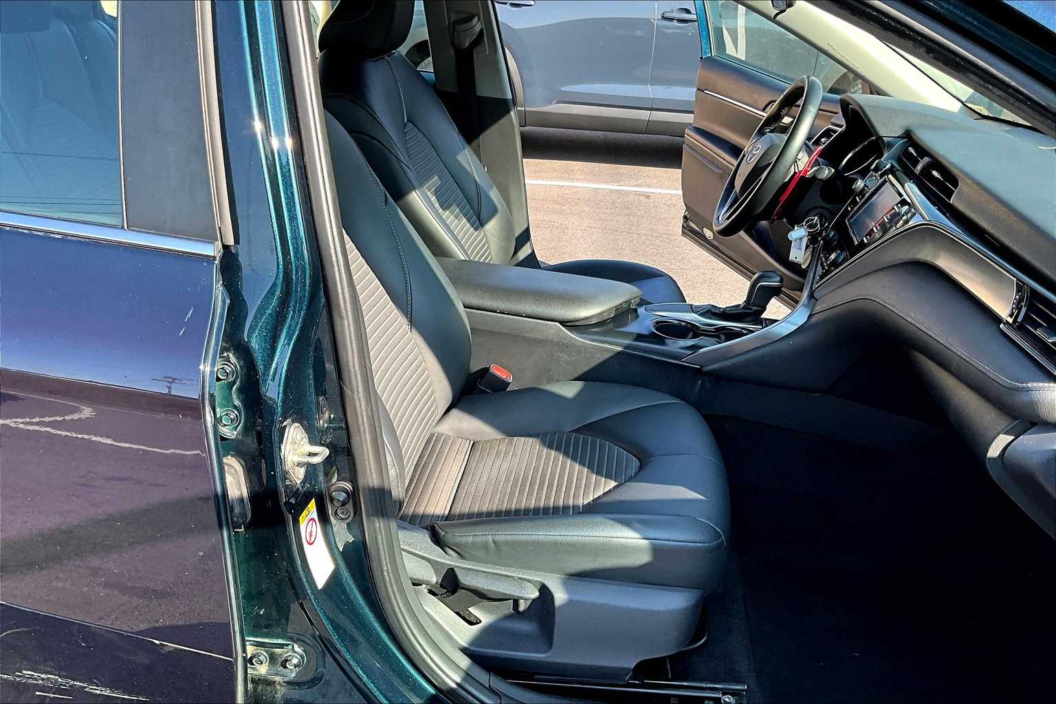 2019 Toyota Camry SE photo 8