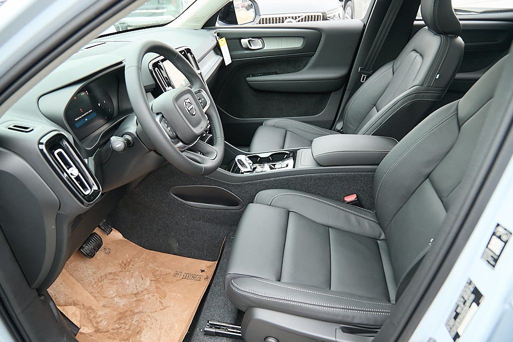 2026 VOLVO XC40 - Image 13