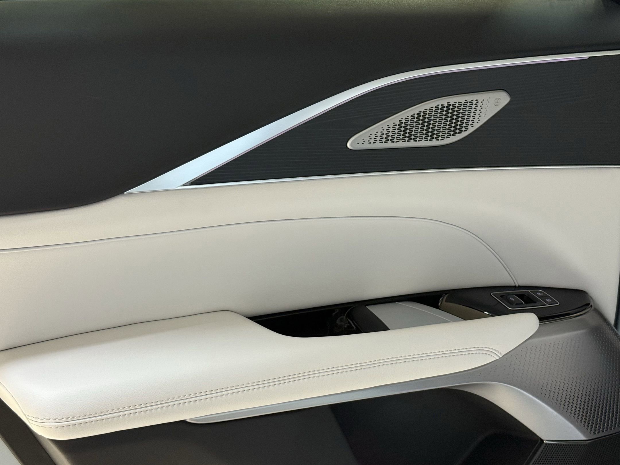 2025 Cadillac Lyriq Sport photo 38