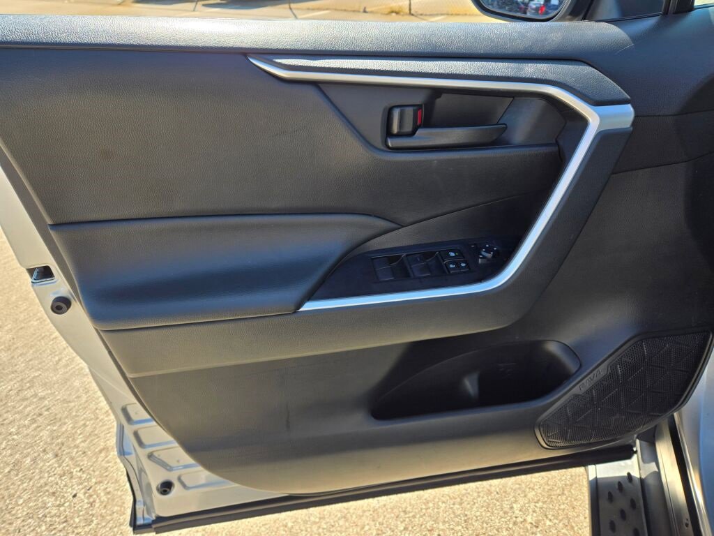 2022 Toyota RAV4 LE photo 15