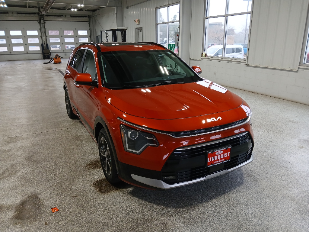 2023 Kia Niro SX photo 2
