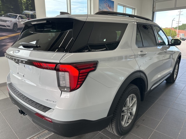 2025 Ford Explorer photo 6