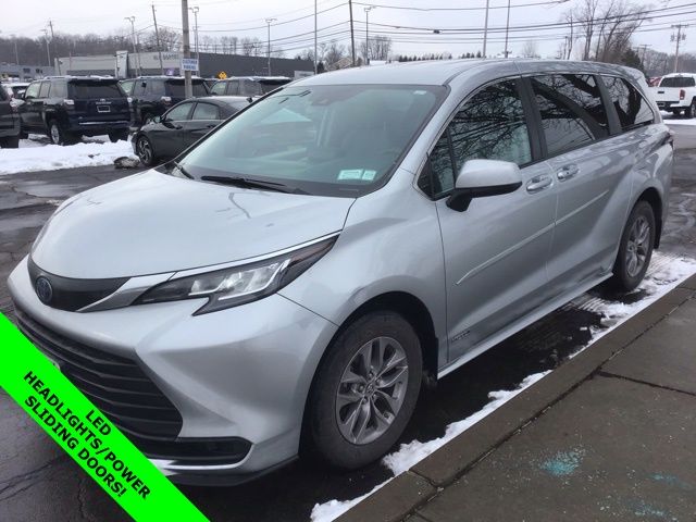 2021 Toyota Sienna LE's photo
