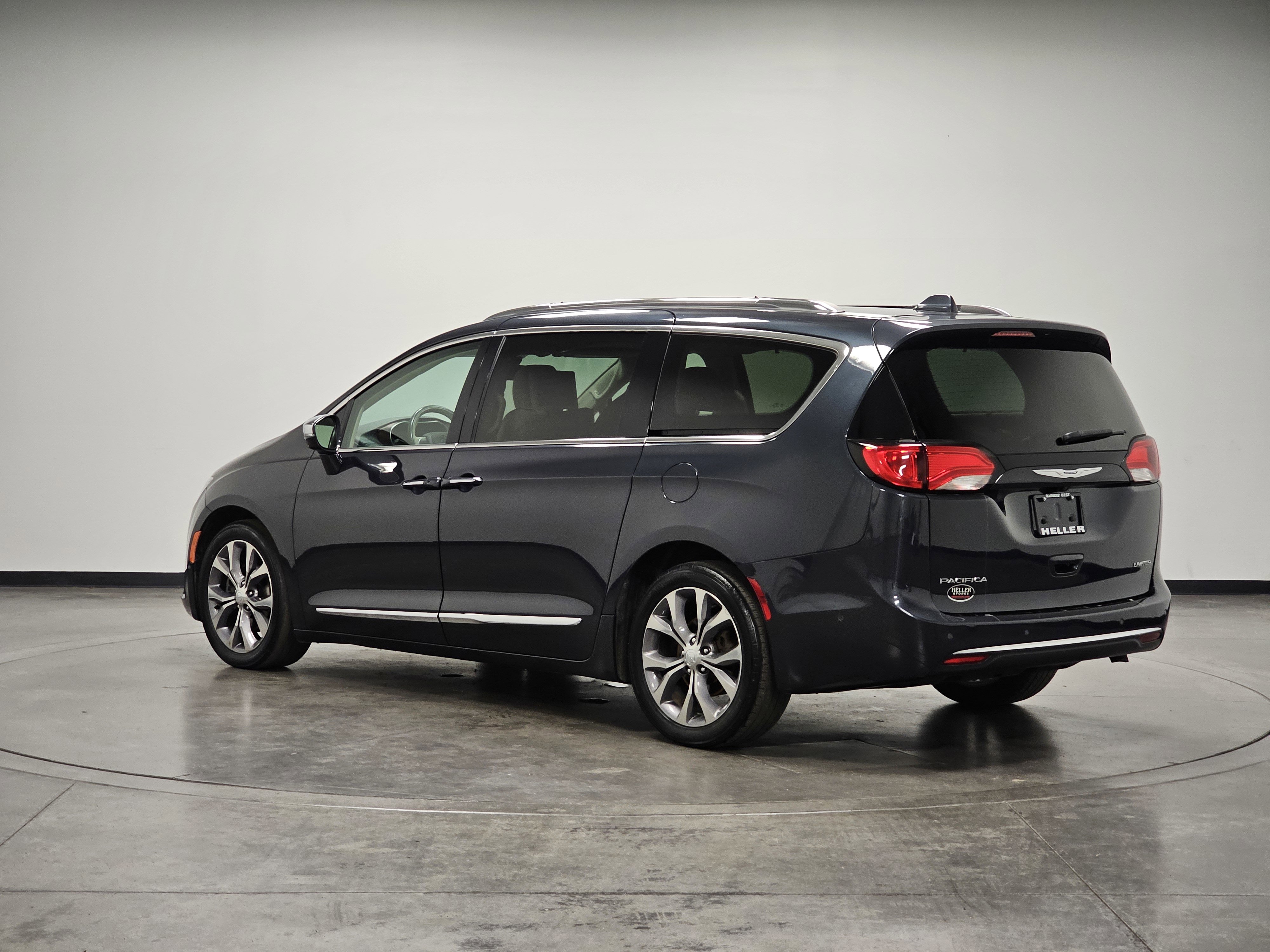 2019 Chrysler Pacifica Limited photo 3